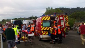 Accident rutier în Bihor: Un mort şi patru răniţi, după ce un autoturism s-a ciocnit cu un autobuz