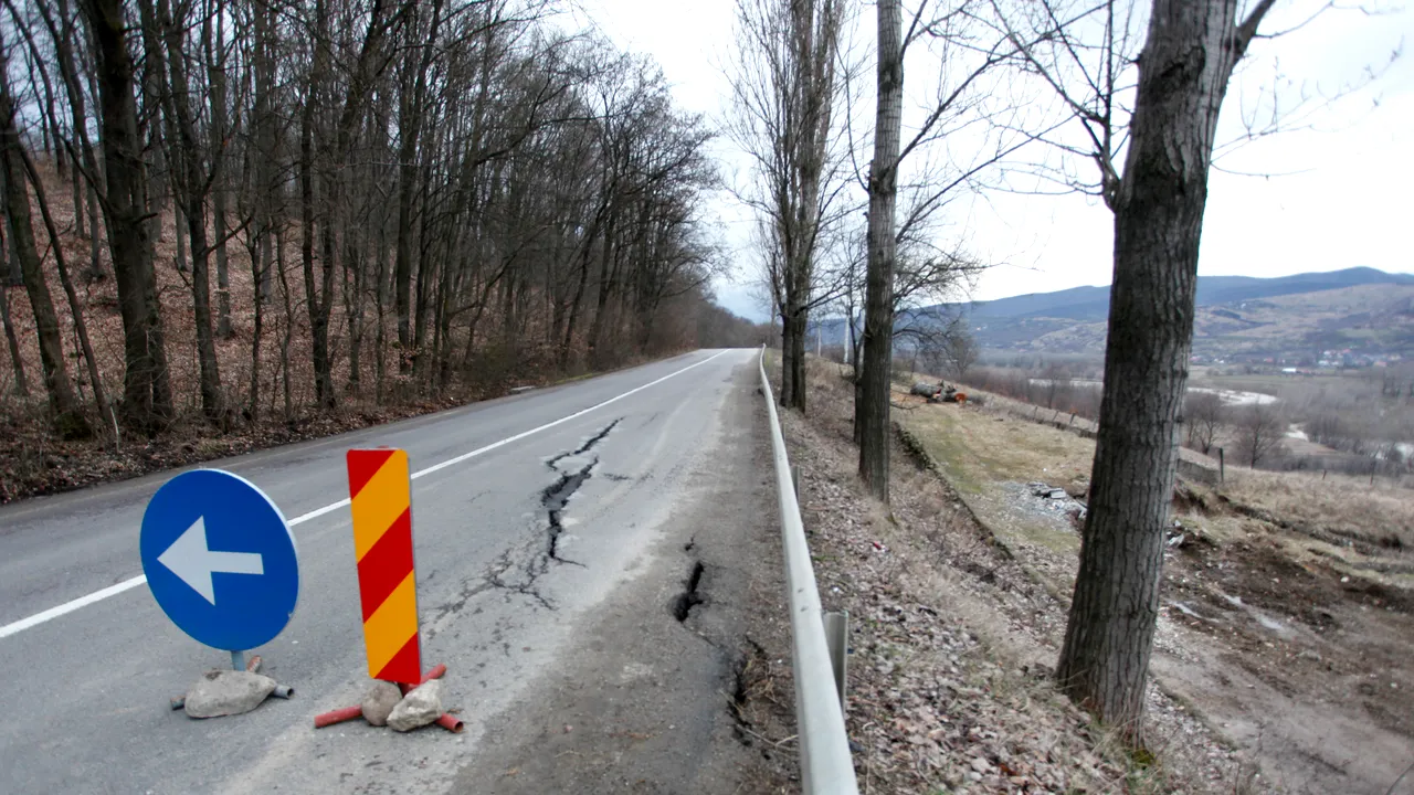Alunecare de teren pe DN1. Utilajele CNAIR intervin la faţa locului