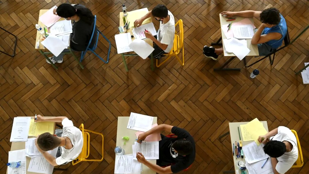 Peste 173.000 de elevi din clasa a opta vor susține luni proba de simulare la Română