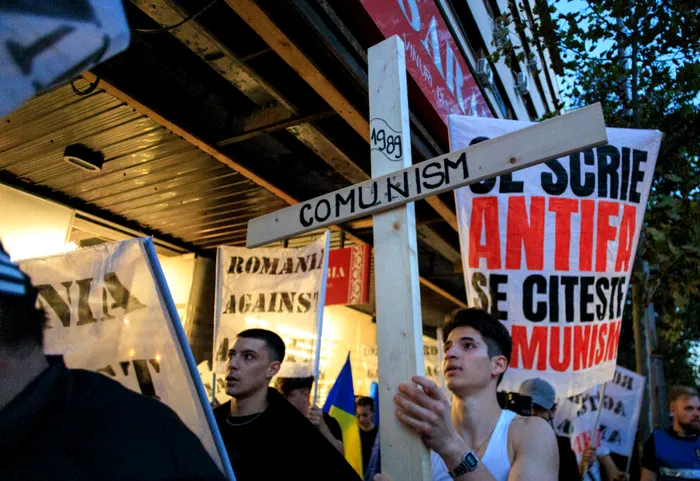 GALERIE FOTO Protest împotriva mișcării Antifa în centrul Bucureștiului, organizat de o grupare de ultrași cu un istoric de acțiuni de extremă dreapta. Aproximativ 100 de participanți