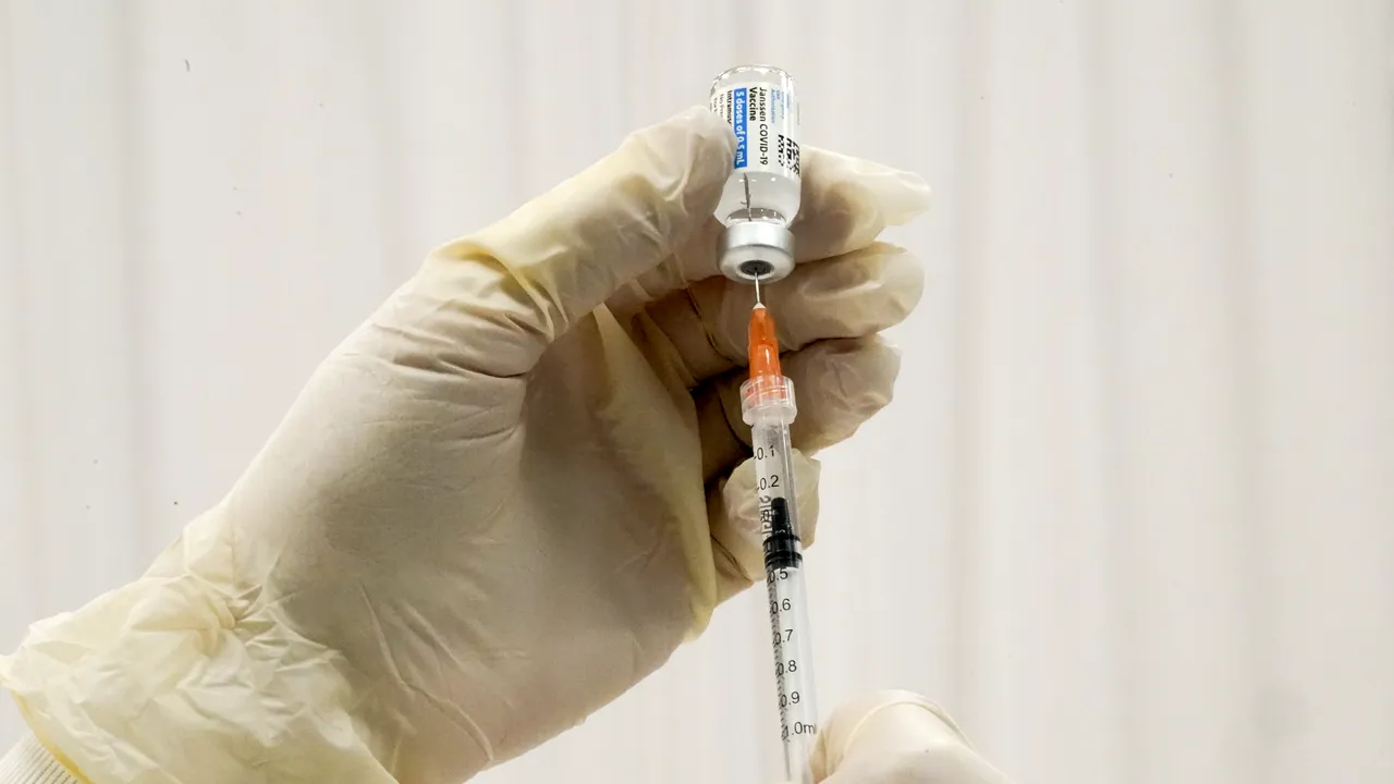 Cifrele vaccinării anti-COVID: mai puţine efecte adverse după administrarea serului AstraZeneca decât la vaccinul Pfizer