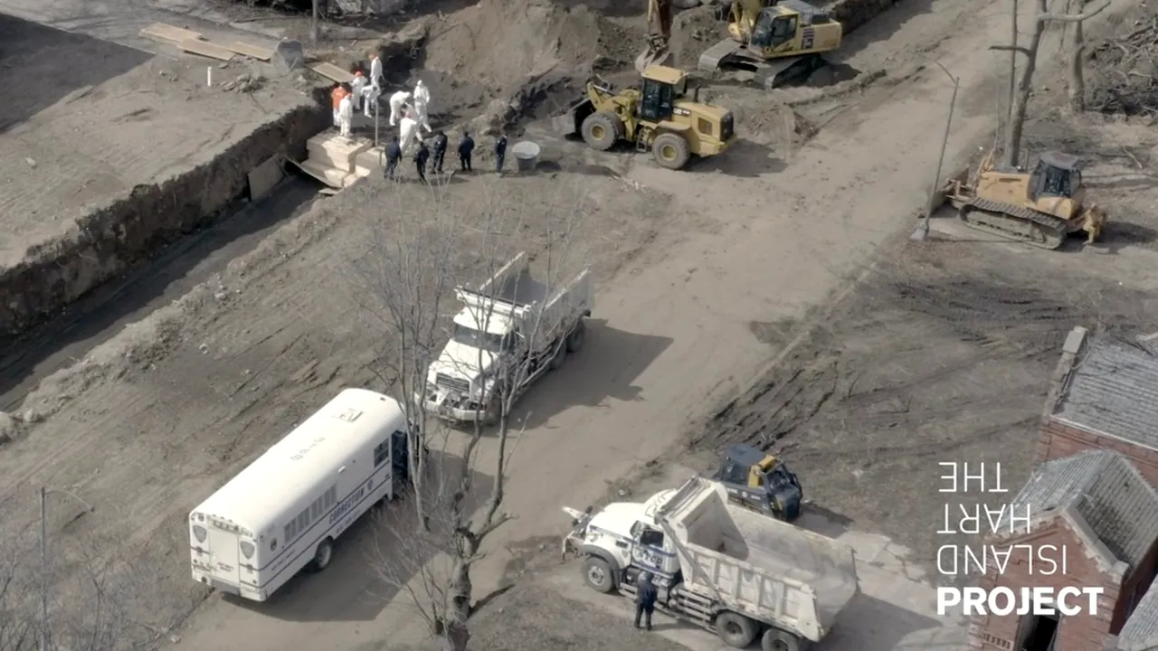 Înmormântări în masă, într-un oraş copleşit de numărul deceselor COVID-19. Detaliile oferite, sub anonimat, de angajaţi ai serviciilor funerare | VIDEO