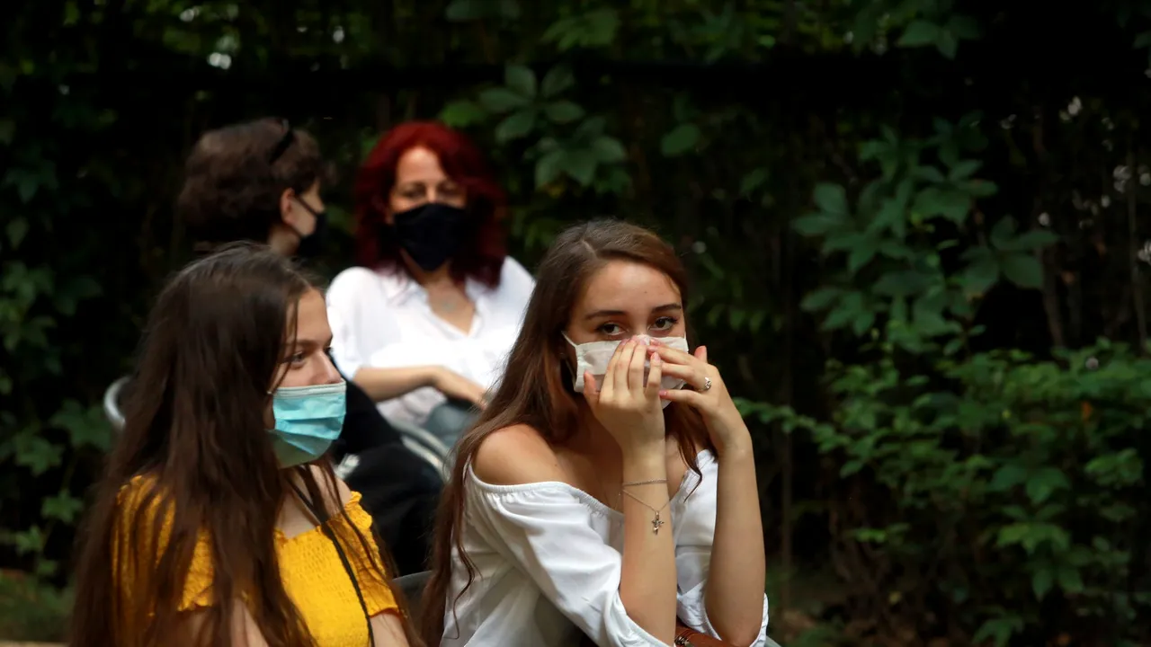 Masca de protecţie, obligatorie în Centrul Vechi şi în zonele aglomerate din Capitală. Măsura intră în vigoare de azi