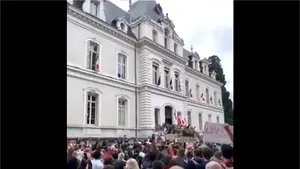 VIDEO Sute de protestatari au pătruns cu forţa în curtea unei instituţii din Franţa