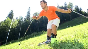 FOTO | Un tânăr din Azuga îşi petrece vara pe pârtie, făcând schi pe iarbă. El vrea să breveteze o tehnică