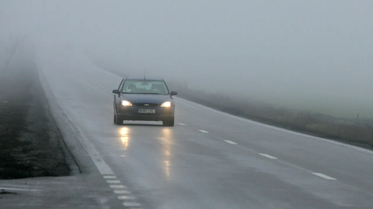 Avertizare: vizibilitate redusă şi carosabil umed pe numeroase şosele din România