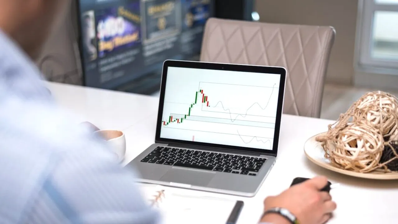 Marketingul în era AI generative: cum îți adaptezi strategia pentru a rămâne vizibil în fața algoritmilor (P)