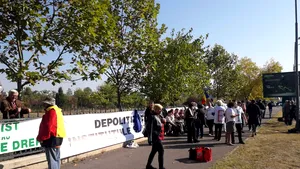 Protestatarii din faţa Parlamentului sărbătoresc căderea Guvernului cu şampanie şi strigă: Victorie! Ole, ole, PSD nu mai e