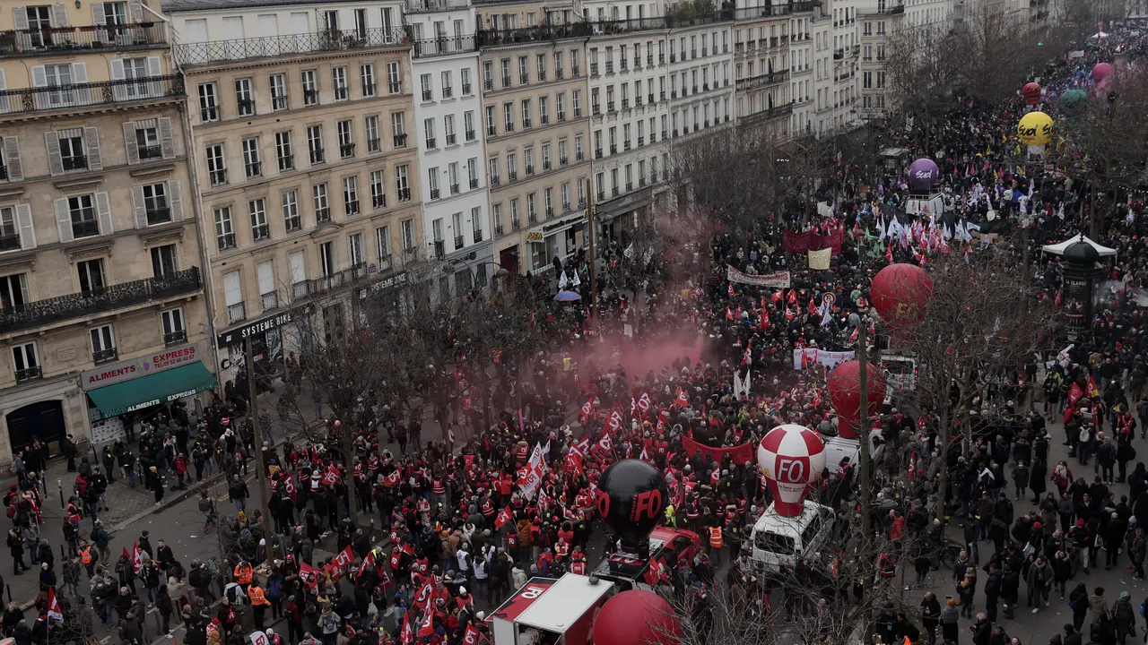 Zeci de protestatari, reţinuţi în Franţa după confruntări cu forţele de ordine / Macron cere evitarea violenţelor