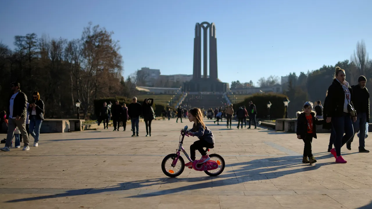 Vreme mult mai caldă decât normalul perioadei în Bucureşti, până duminică