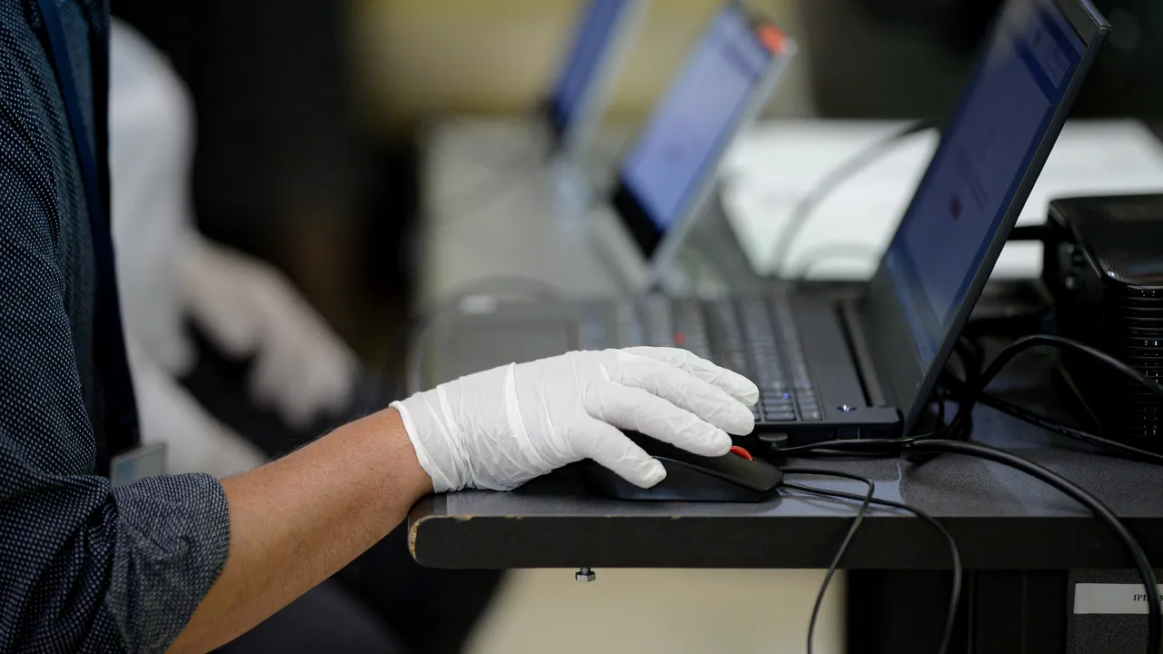 VOT ALEGERI LOCALE 2020. Tot ce trebuie să ştii: cum afli secţia de votare şi câte buletine de vot primeşti 