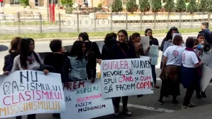 Zeci de persoane cer în faţa Primăriei din Alba Iulia sancţionarea consilierului Rareş Buglea: 