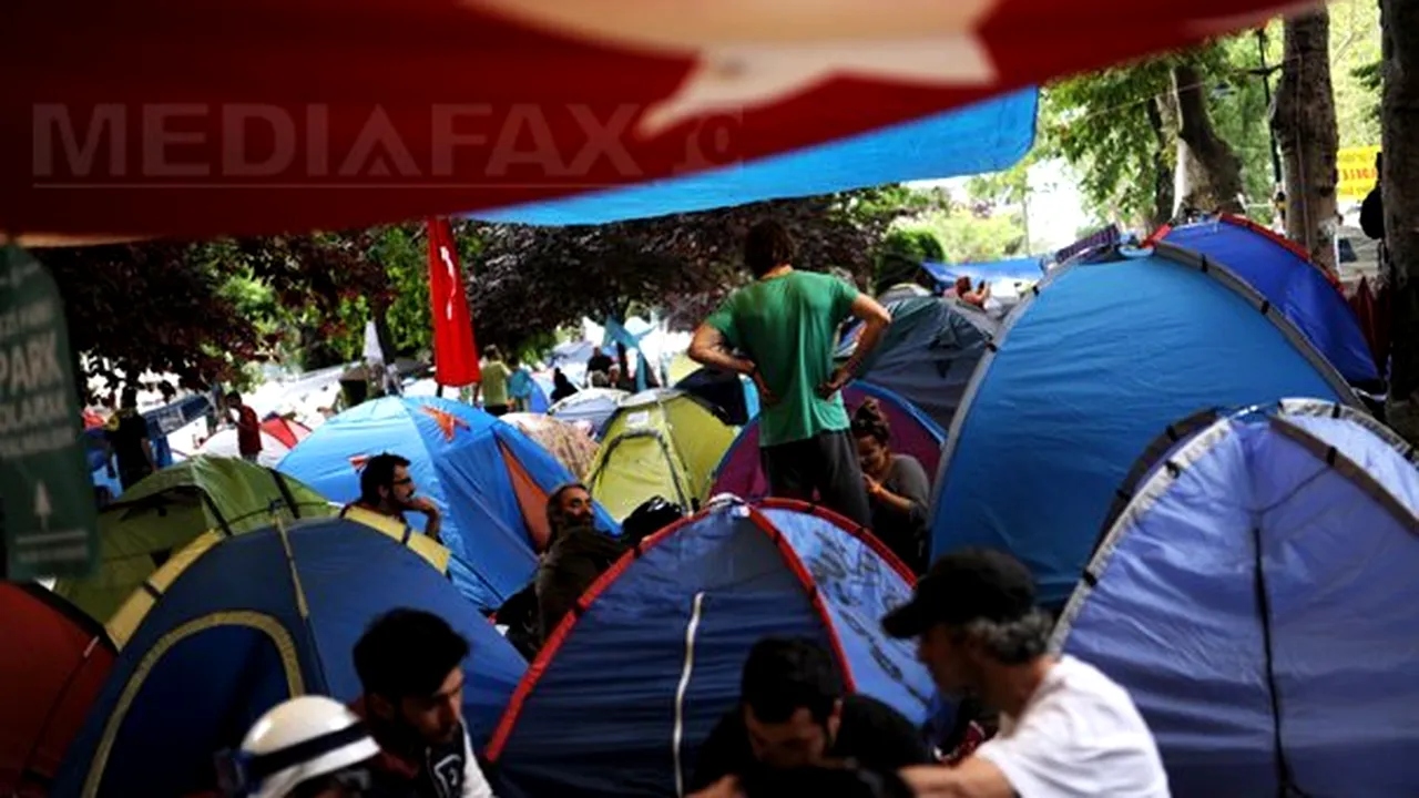 PROTESTELE DIN TURCIA: Manifestanţii refuză să evacueze Parcul Gezi Taksim