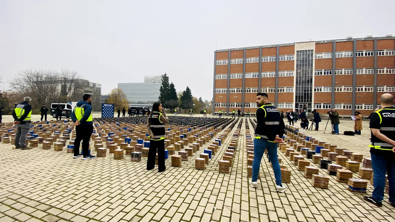 Poliţiştii din Spania au găsit 7,5 tone de cocaină, ascunse în ton congelat