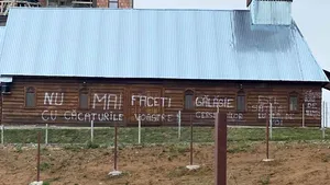 Jigniri pe pereţii unei biserici din Maramureş. Actul de vandalism pedepseşte o idee „arogantă şi nesimţită” a preoţilor