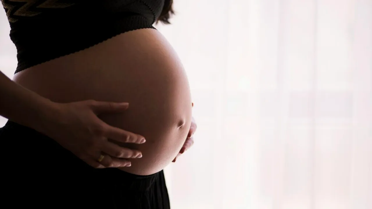 Proiect de lege al USR: Femeile însărcinate ar putea avea dreptul la însoțitor în sala de nașteri