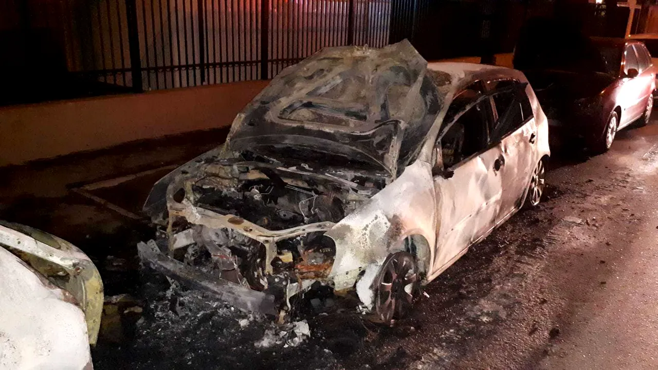 Opt maşini, distruse în urma a trei incendii, în Bucureşti, în mai puţin de o oră. Pompierii cred că focul a fost provocat | GALERIE FOTO