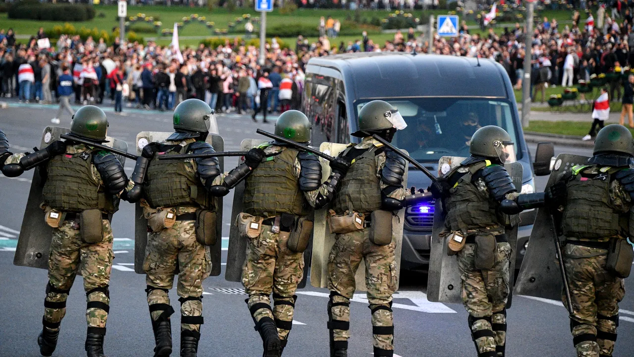 Mii de oameni protestează la Minsk, după ce Aleksandr Lukaşenko a depus în secret jurământul de învestitură