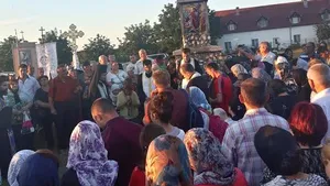 Mii de pelerini la Liturghia oficiată la Bazilica Minor, din Cacica: Suntem fiii şi fiicele Mariei