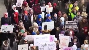 PROTEST în Bosnia-Herţegovina faţă de interdicţia de a purta vălul islamic: Aproximativ 2.000 de femei au ieşit în stradă la Sarajevo - VIDEO