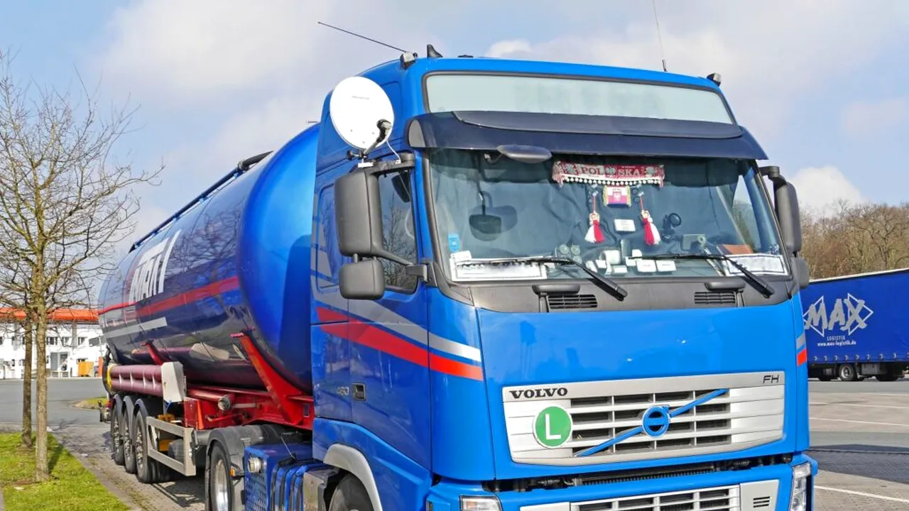 Reguli noi pentru transportul mărfurilor periculoase în România, de joi. Camioanele pot fi imobilizate pentru abateri grave