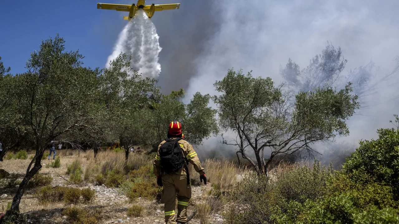 Atenţionare de călătorie pentru Grecia: Caniculă şi pericol de incendii. Recomandările MAE