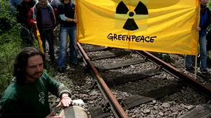 Aproximativ 9.000 de persoane protestează în Franţa faţă de un transport de deşeuri nucleare