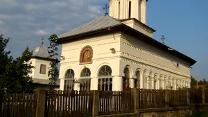 Ruinele unei biserici demolate pentru a lăsa loc construcţiei Prefecturii Argeş, scoase la lumină