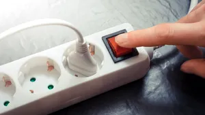 Cât ne costă de fapt alimentarea cu energie a electrocasnicelor lăsate în stand-by. Ce recomandă experţii