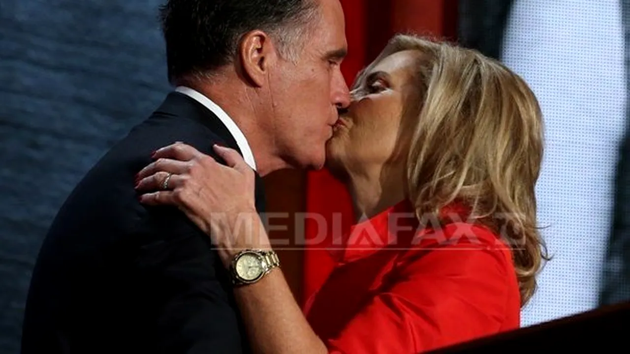 Apariţie-surpriză a lui Mitt Romney pe scena convenţiei republicane din Tampa. Candidatul republican şi-a sărutat soţia - FOTO
