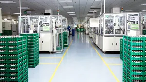 China trimite 2.000 de muncitori în Europa pentru a construi o fabrică de baterii destinate vehiculelor electrice