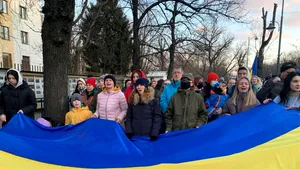 Români şi refugiaţi ucrainieni protestează în Piaţa Victoriei împotriva războiului FOTO VIDEO