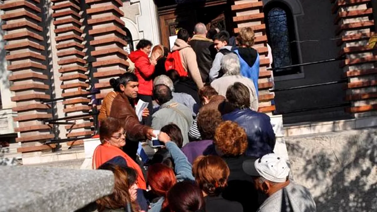 Programul Casa verde. Sute de oameni stau la cozi în întreaga ţară pentru a prinde fonduri - VIDEO