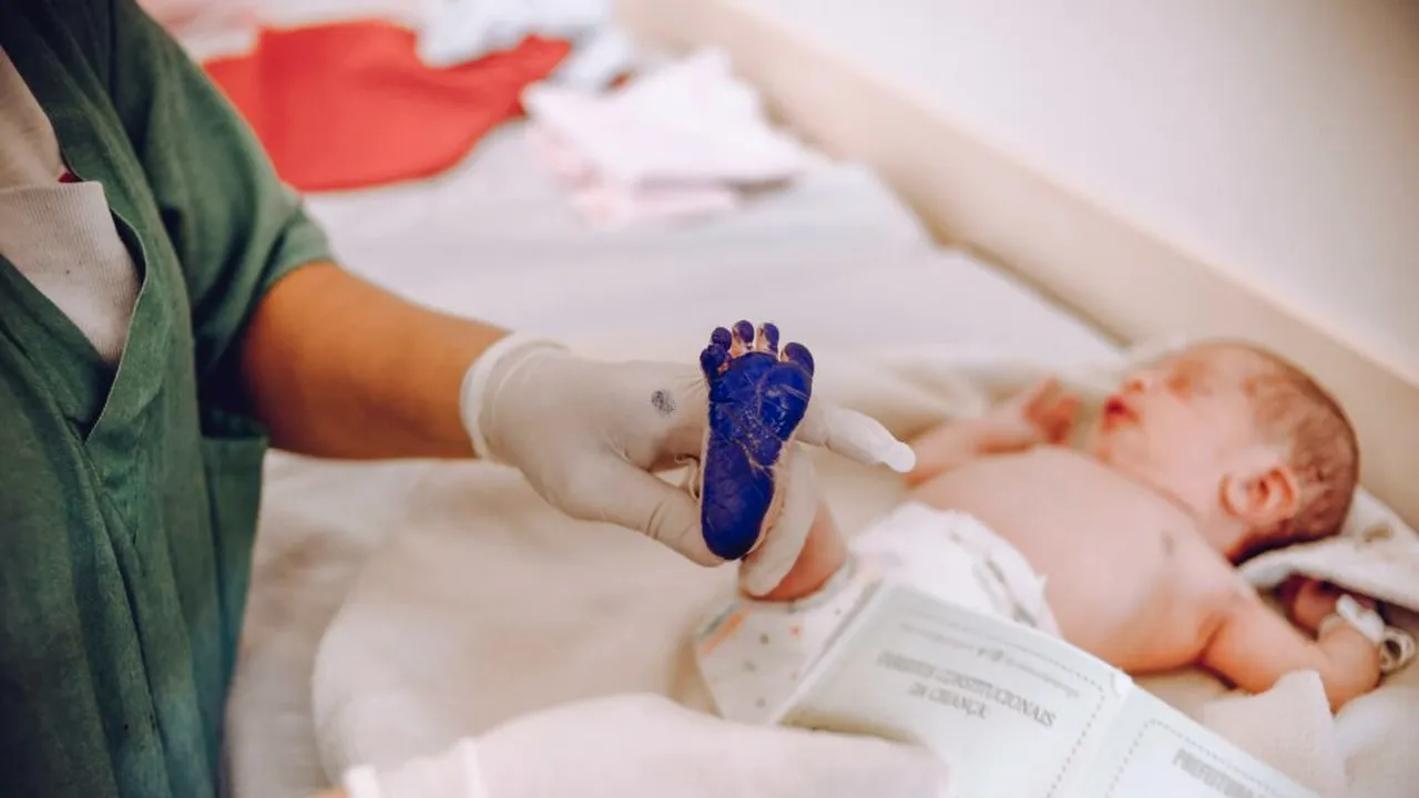 Bebelușii care primesc soluție cu zahăr simt mai puțină durere în timpul injecțiilor sau analizelor