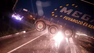 Trafic rutier a fost blocat marţi seara pe Valea Oltului, din cauza unui tir care a derapat
