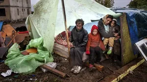 O fetiţă neidentificată a fost găsită de poliţie într-o tabără de romi din Grecia. Avocat: Copilul le-a fost încredinţat de mama biologică