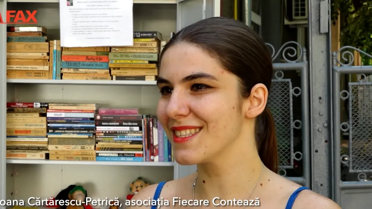 Ioana şi-a făcut propria bibliotecă în faţa casei 