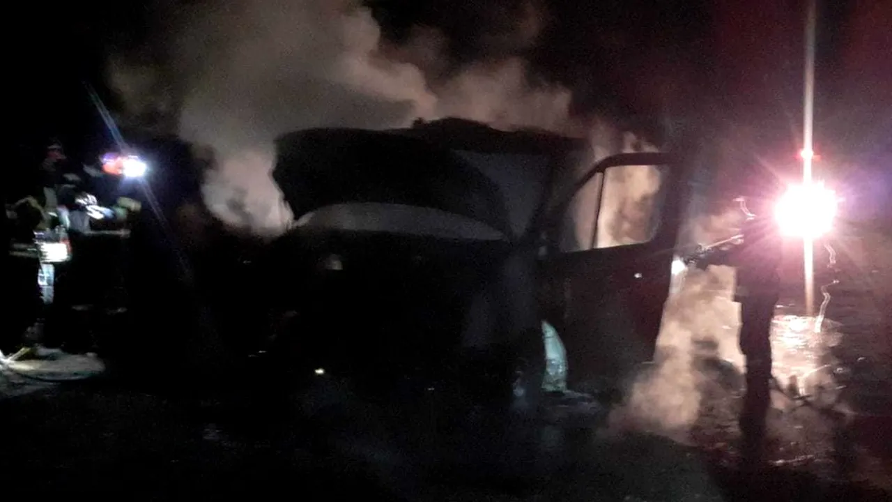 O dubiţă a luat foc în mers din cauza unui scurtcircuit electric. Şoferul a făcut un atac de panică