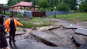 Vaslui: O viitură a distrus porţiuni întregi din DE 581. Maşini purtate de ape zeci de metri - GALERIE FOTO 