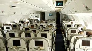 Toți călătorii sunt îndemnați să evite purtarea unei singure culori atunci când merg cu avionul