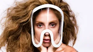 Lady Gaga a pozat nud pentru o revistă americană - FOTO