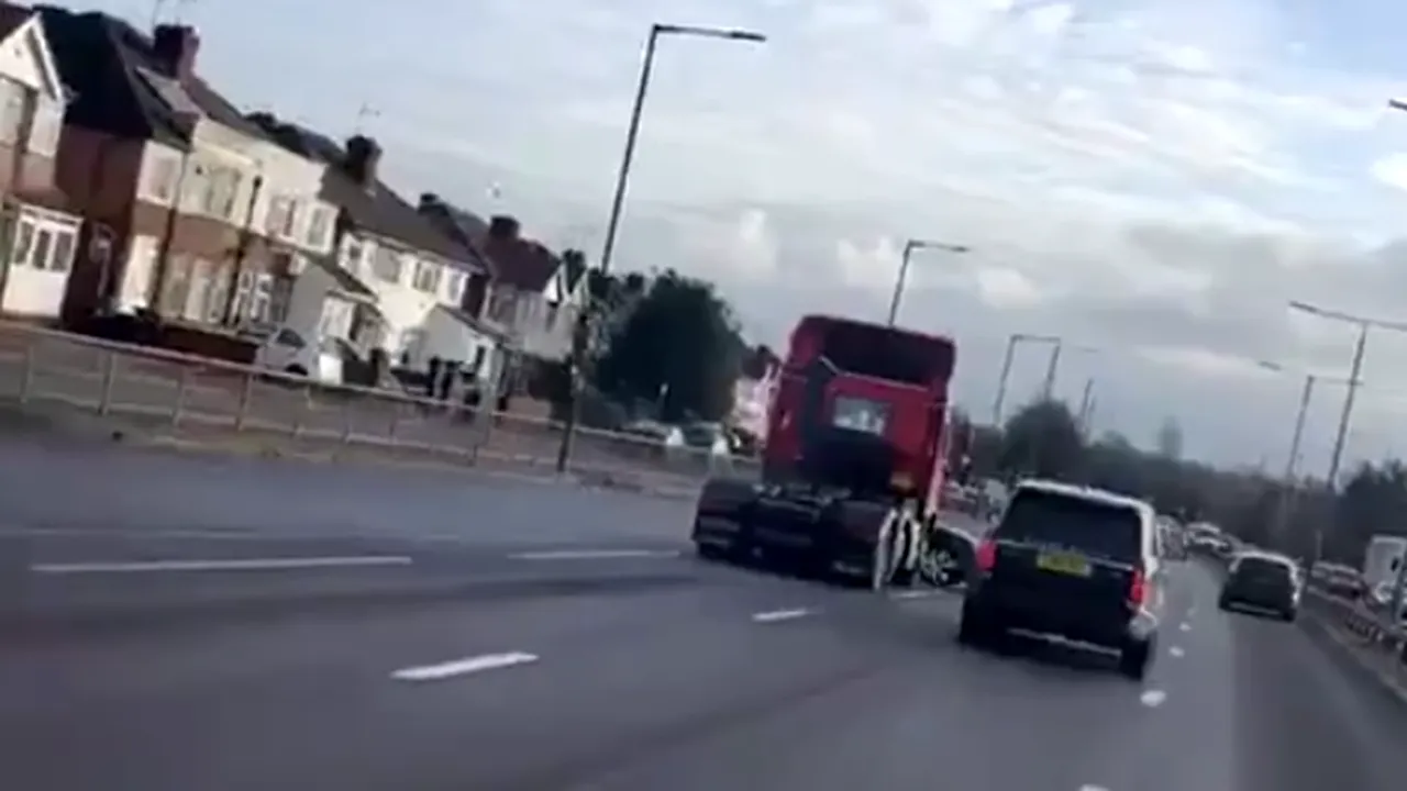 VIDEO | Cum a reuşit cântăreaţa Ellie Goulding să salveze un şofer a cărui maşină era împinsă de un camion