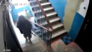 Imagini halucinante în Zaporojie: militari înarmaţi merg din uşă-n uşă şi îi obligă pe oameni să voteze