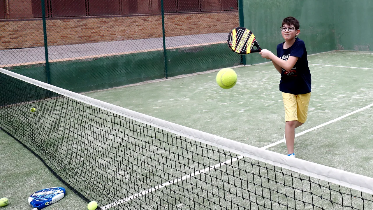Padel ia amploare. Noul sport este o combinaţie între tenis şi squash