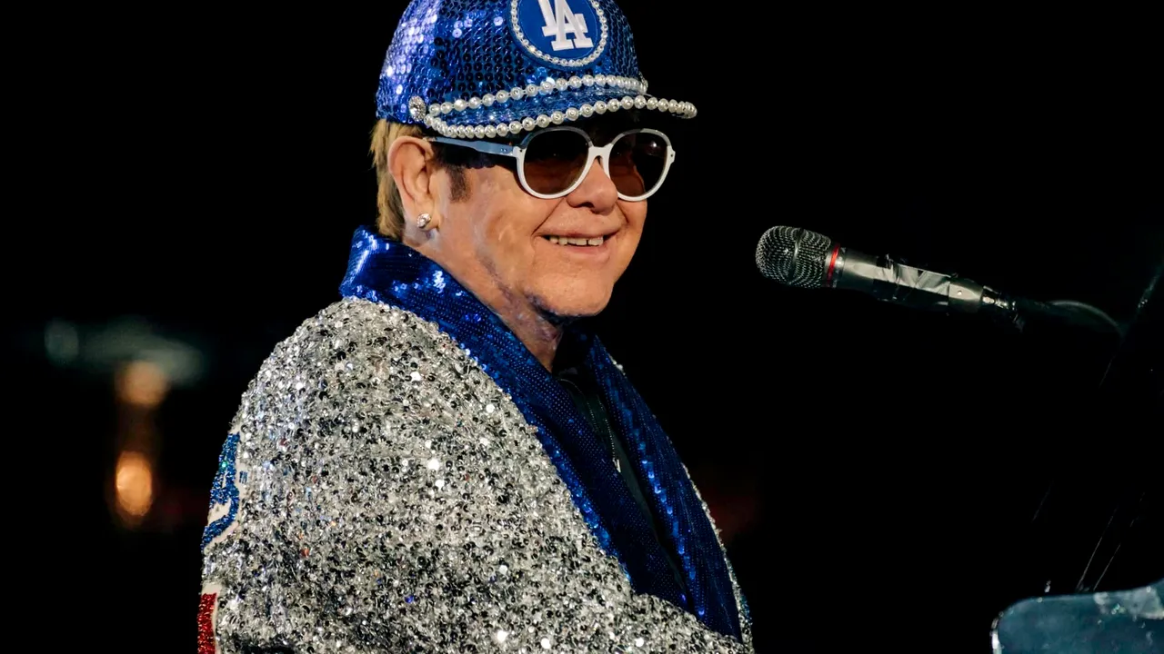 Elton John părăseşte Twitter: Schimbarea va permite dezinformării să înflorească necontrolat