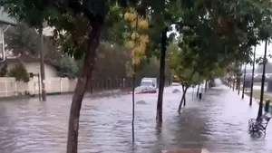 Vremea rea anunţată de meteorologi se face simţită în ţară. Inundaţii în Iaşi: sistemul de canalizare a cedat