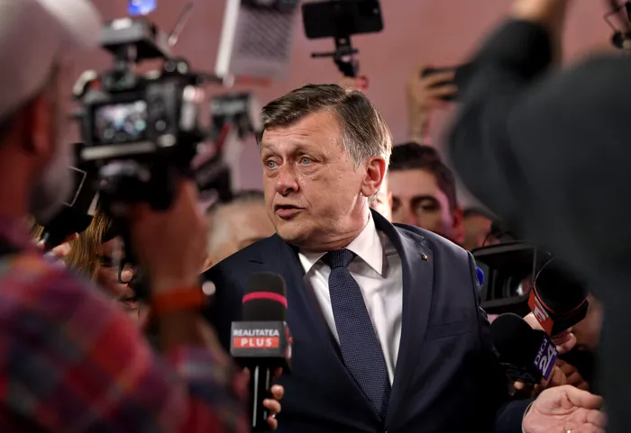 DECLARAȚII Crin Antonescu spune că Alexandru Nazare ar trebui să fie următorul premier: „E singura soluție” / Fostul lider liberal nu l-ar fi desemnat pe Bolojan dacă ajungea președinte