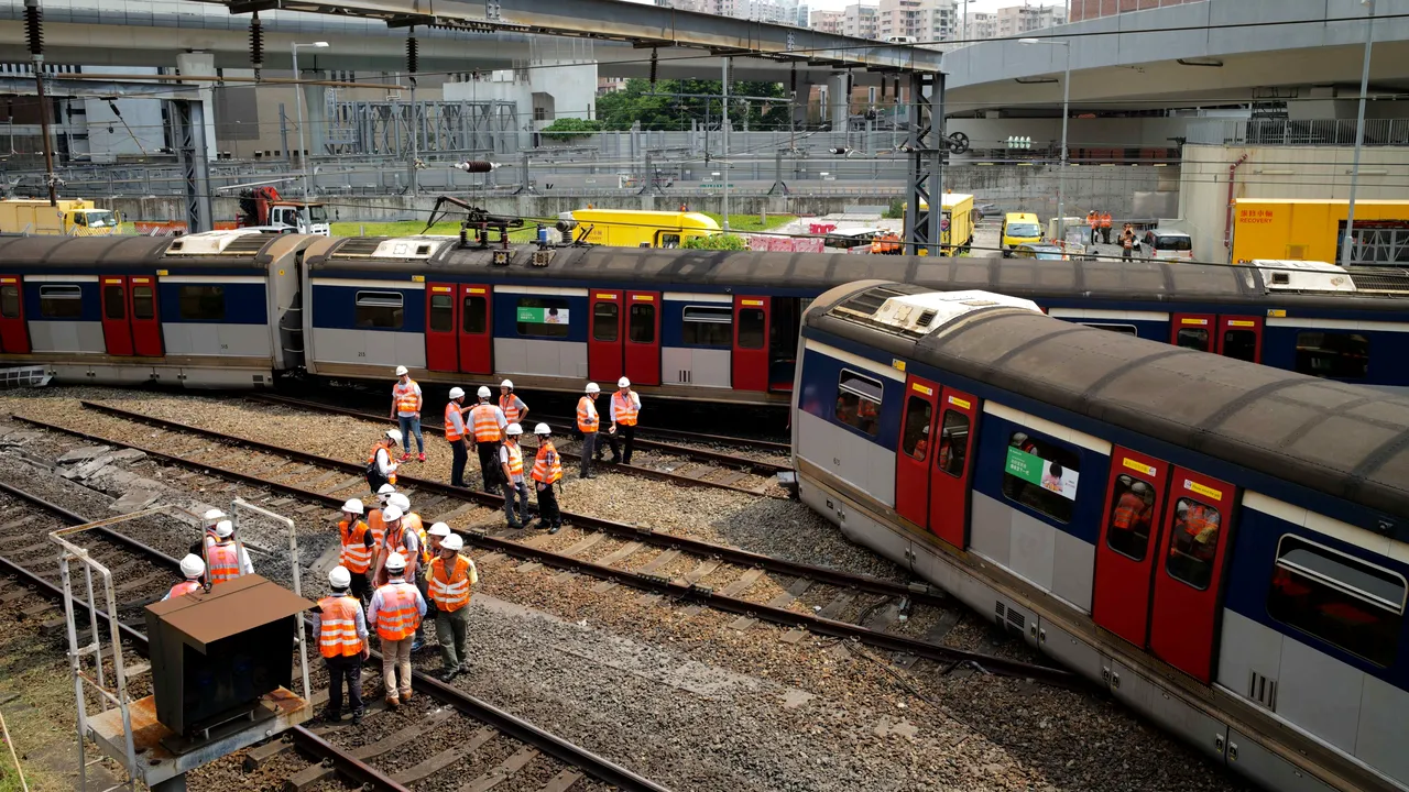 Tren deraiat în Hong Kong: Mai mulţi oameni au fost răniţi/ FOTO, VIDEO