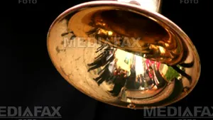 Trupa de lăutari a filmat videoclipul pe scena Teatrului Naţional din Iaşi ajutată de doi angajaţi 