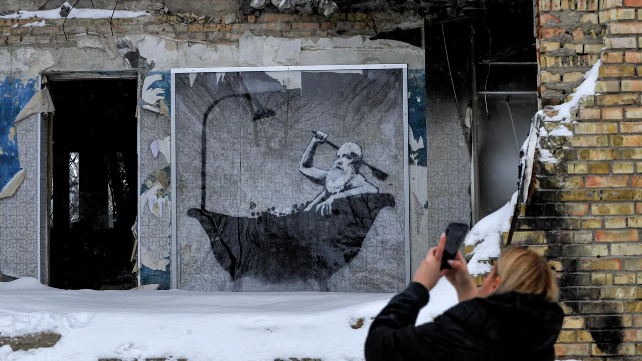 O pictură murală de pe un zid din Ucraina, realizată de Banksy, a fost tăiată